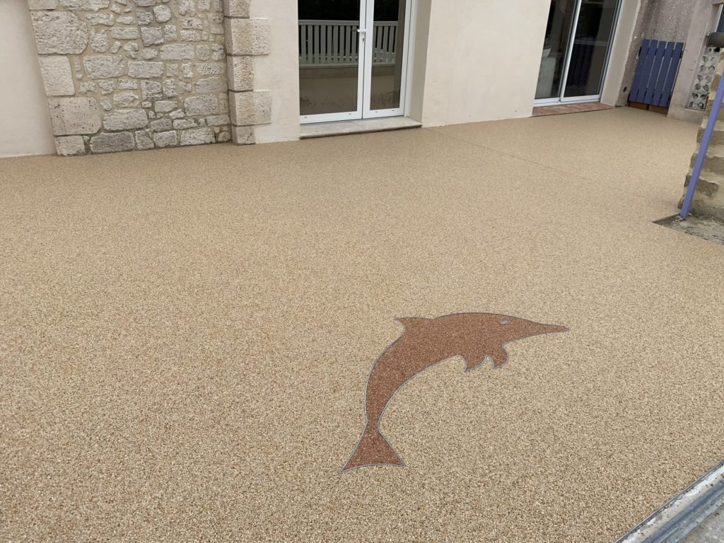 Motif décoratif incrusté dans le granulat de marbre — personnalisation Stucopierre