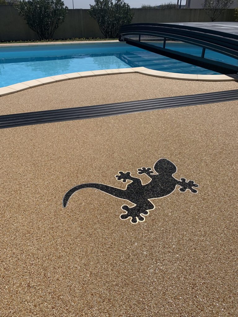 Motif décoratif incrusté dans le granulat de marbre — personnalisation Stucopierre
