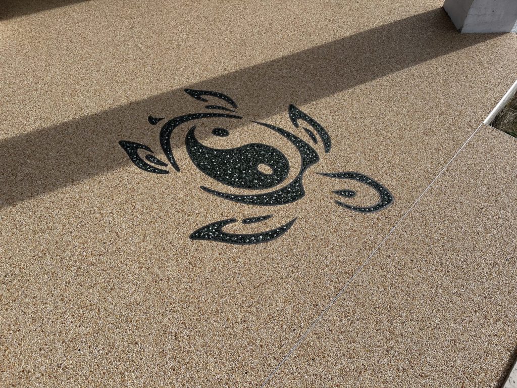 Motif décoratif incrusté dans le granulat de marbre — personnalisation Stucopierre