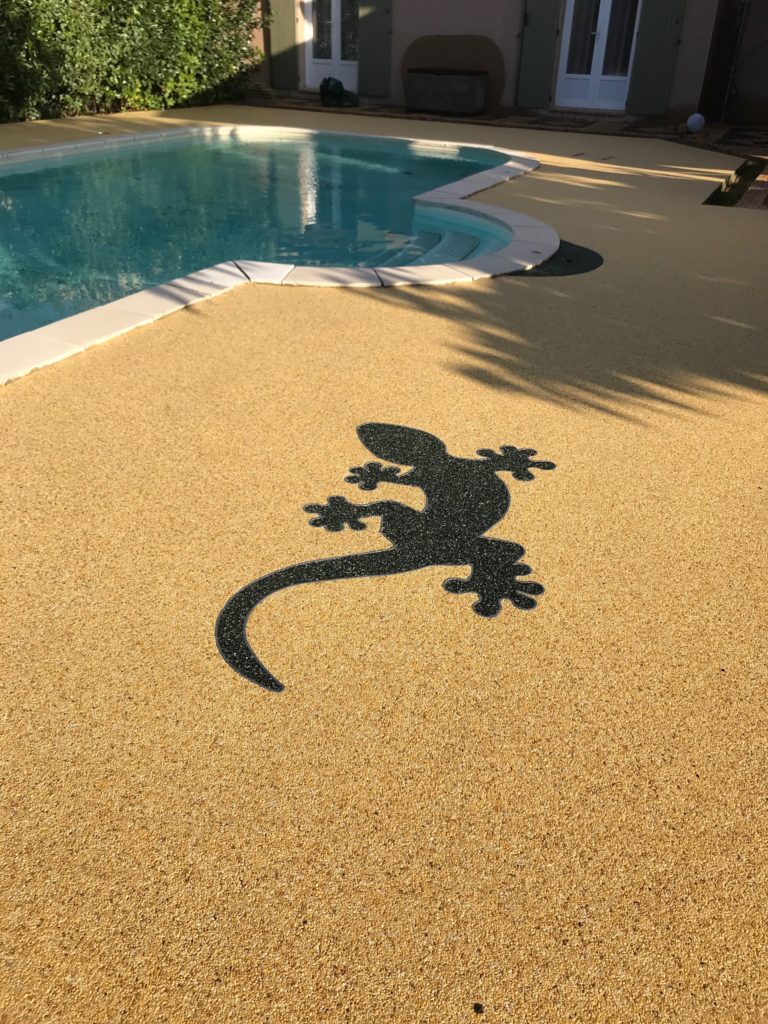 Motif décoratif incrusté dans le granulat de marbre — personnalisation Stucopierre