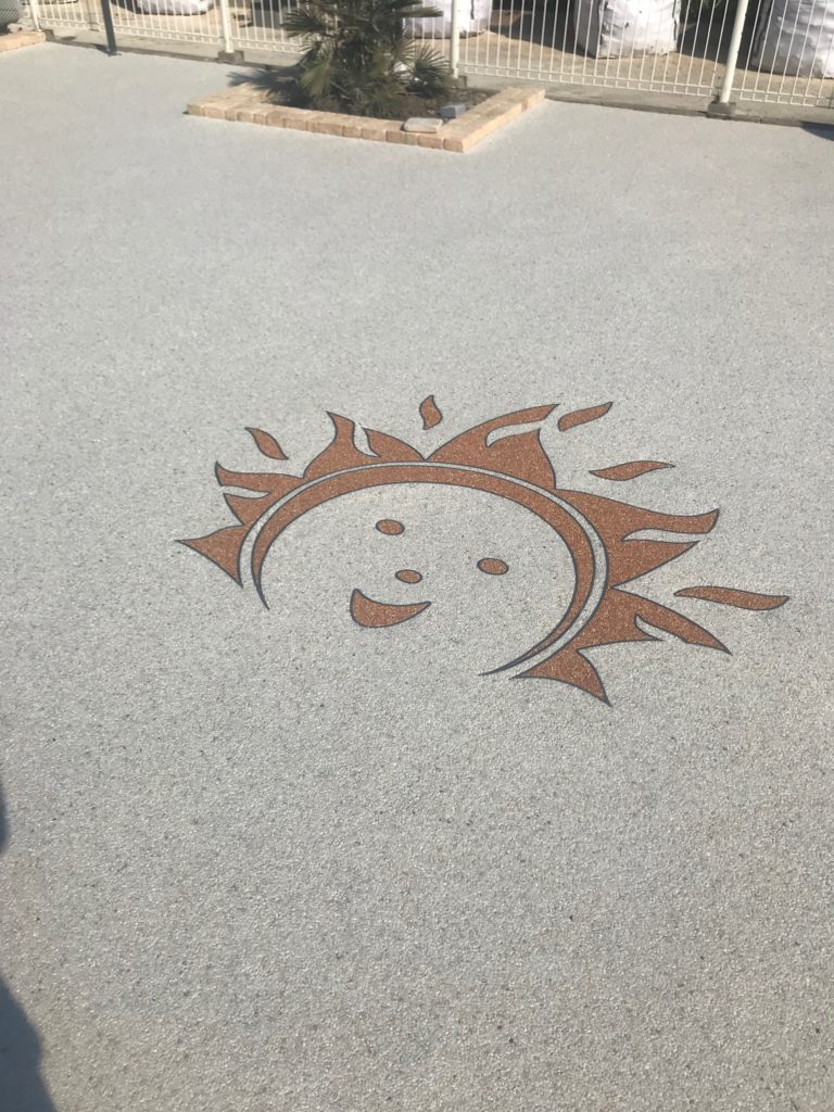 Motif décoratif incrusté dans le granulat de marbre — personnalisation Stucopierre