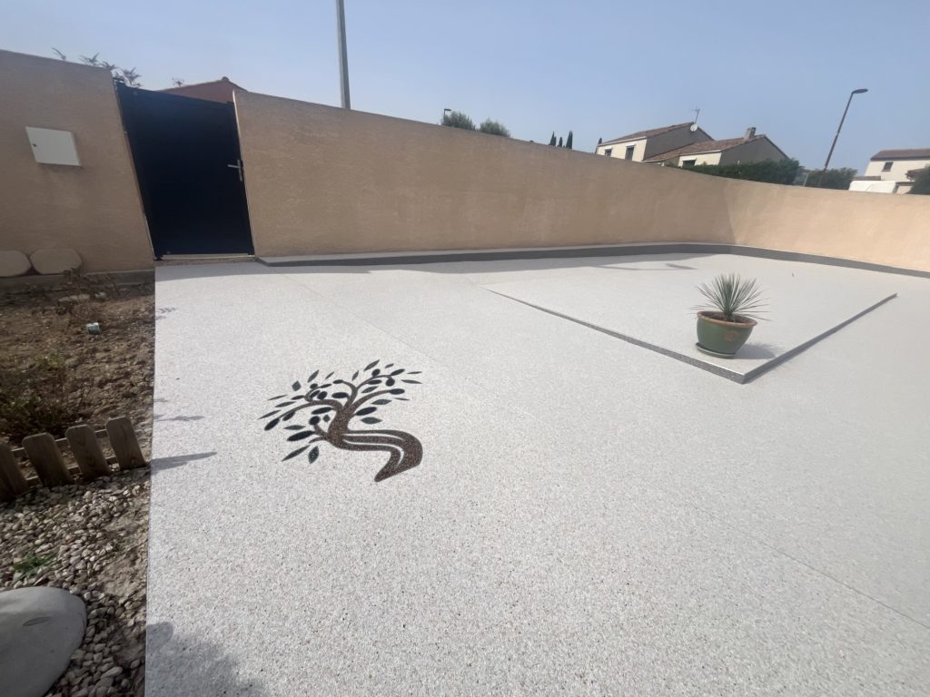 Motif décoratif incrusté dans le granulat de marbre — personnalisation Stucopierre
