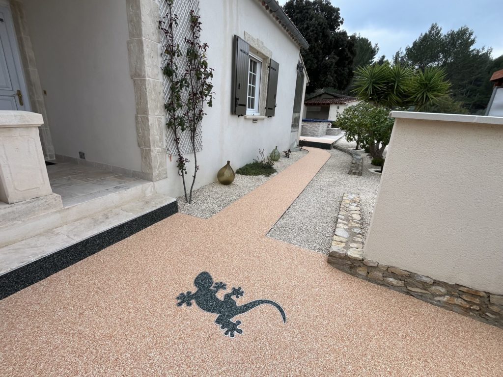 Motif décoratif incrusté dans le granulat de marbre — personnalisation Stucopierre