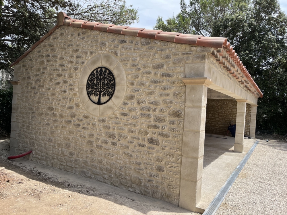Garage transformé en enduit imitation pierre avec rosace arbre de vie — Stucopierre