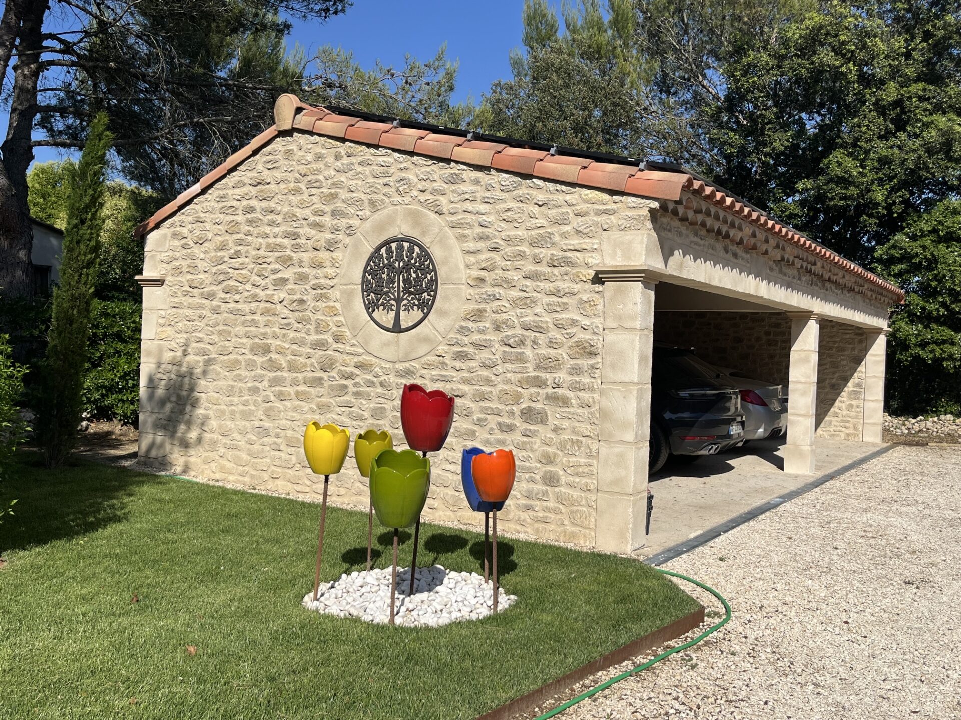 Garage en parpaings bruts avant enduit imitation pierre