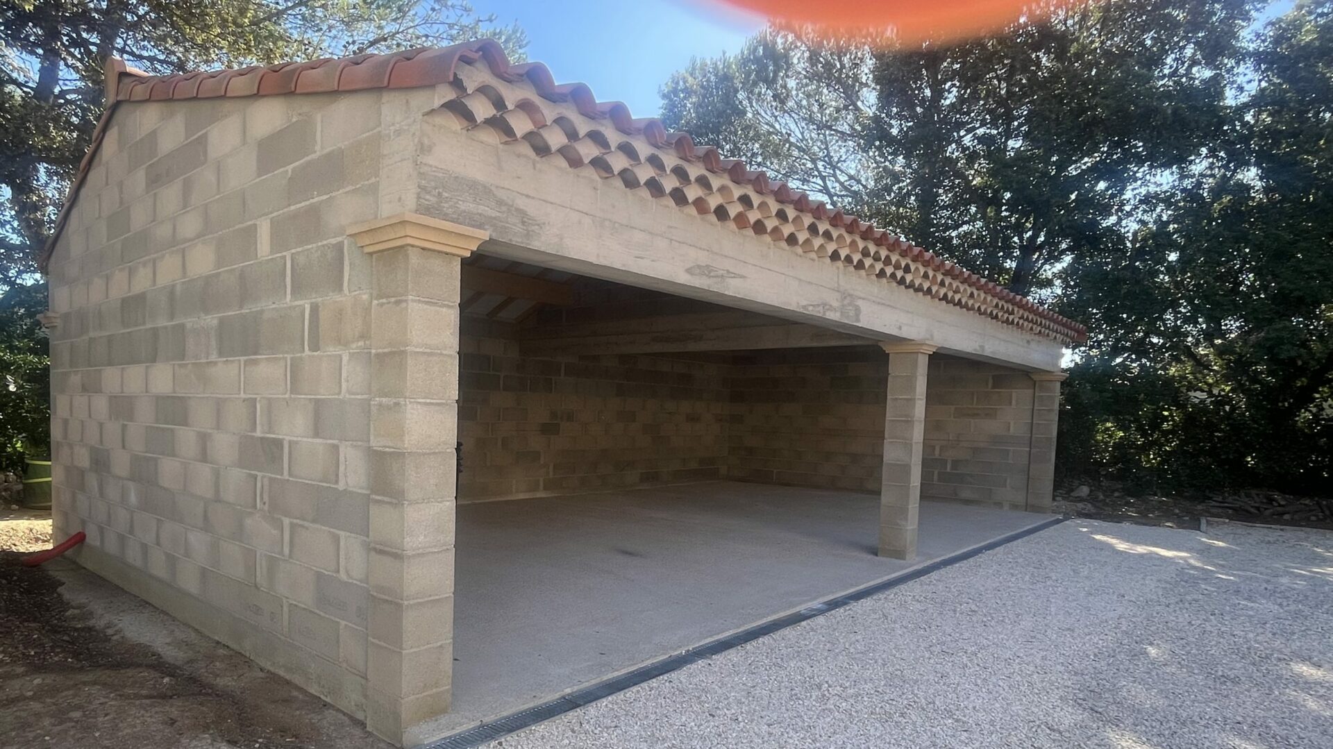 Garage en enduit imitation pierre avec rosace arbre de vie sculptée, Gard